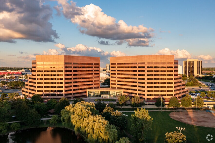 1 Mid America Plz, Oakbrook Terrace, IL à louer - Photo du bâtiment - Image 1 de 11