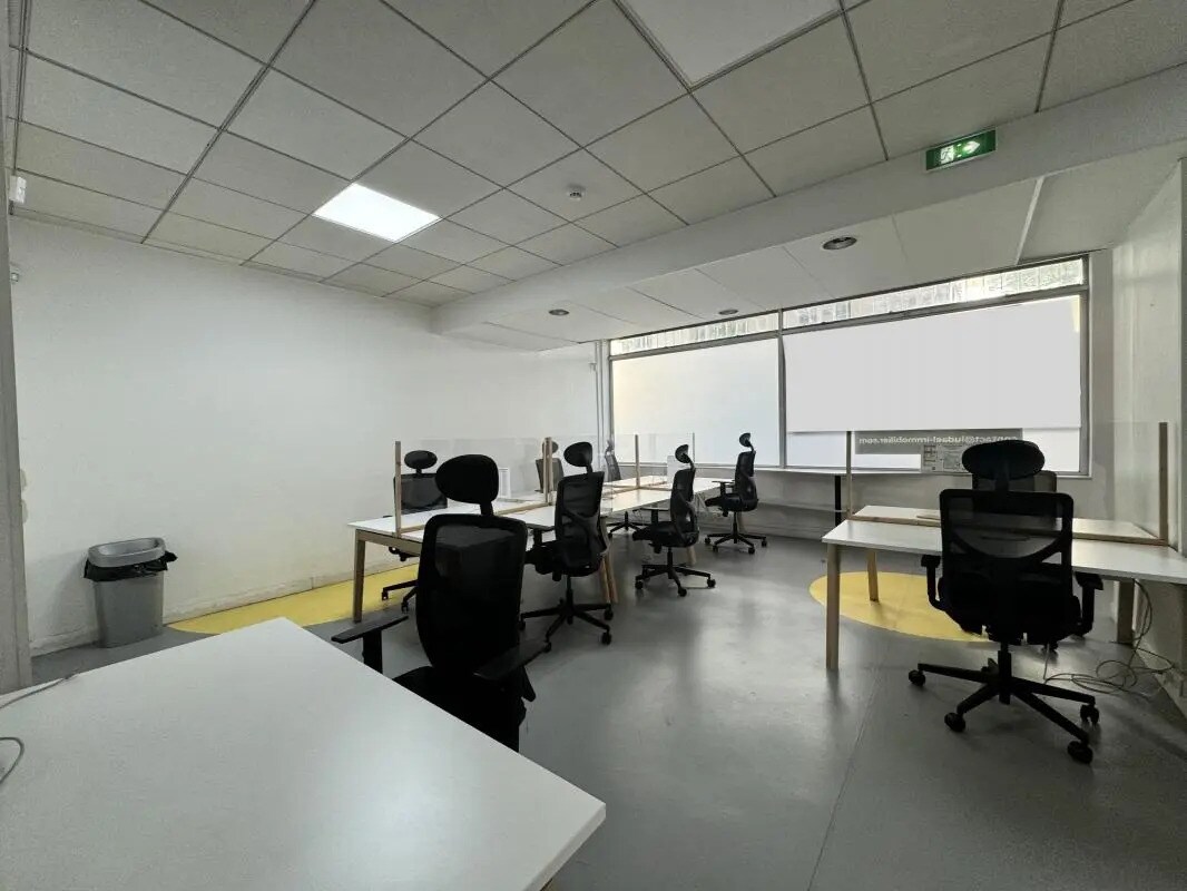 Retail in Courbevoie for sale Interior Photo- Image 1 of 9