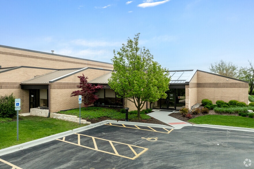 1501 N Michael Dr, Wood Dale, IL for lease - Primary Photo - Image 1 of 6
