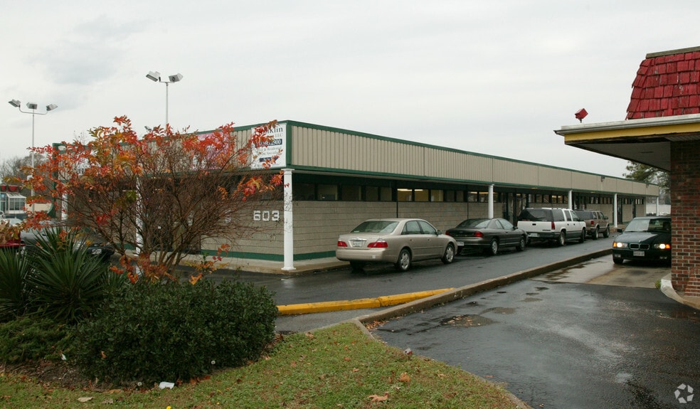 603 J Clyde Morris Blvd, Newport News, VA for lease - Building Photo - Image 2 of 19