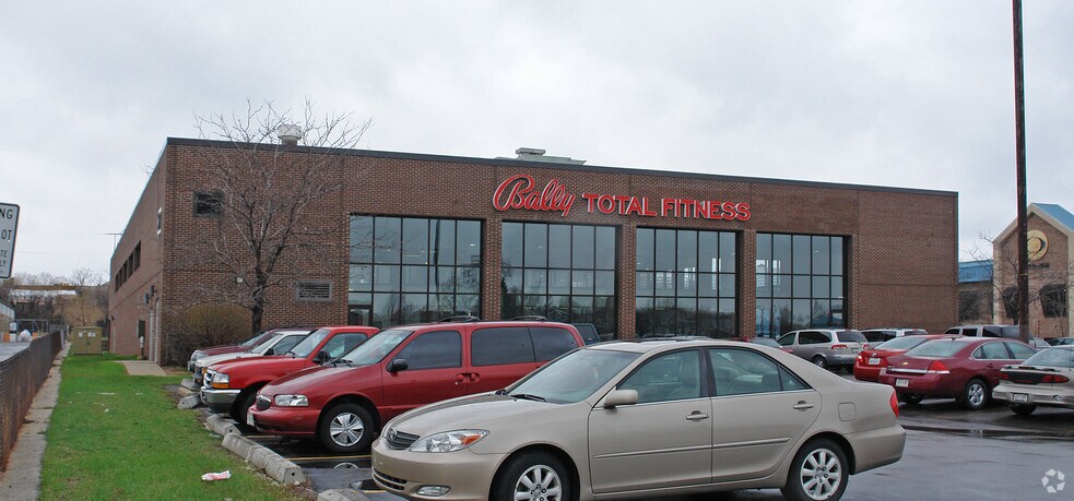 901 S 60TH St, Milwaukee, WI for lease - Building Photo - Image 1 of 2