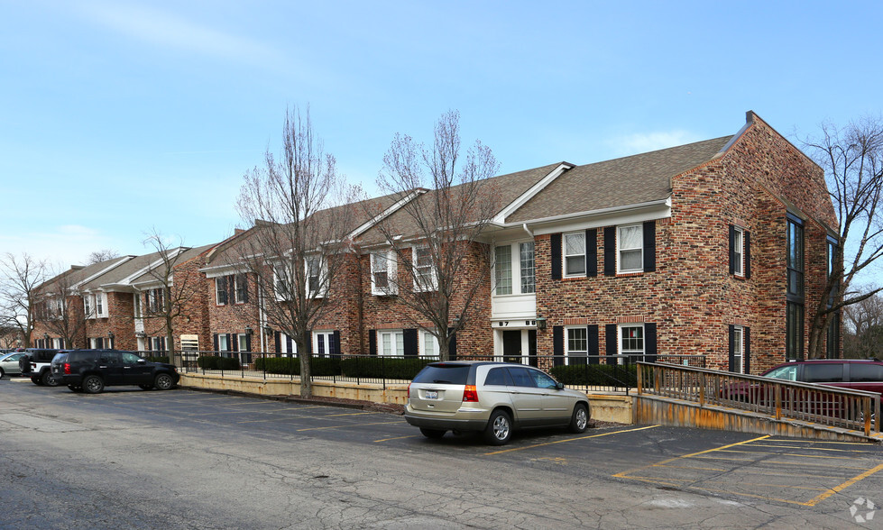 100 W Roosevelt Rd, Wheaton, IL à vendre - Photo du bâtiment - Image 1 de 1