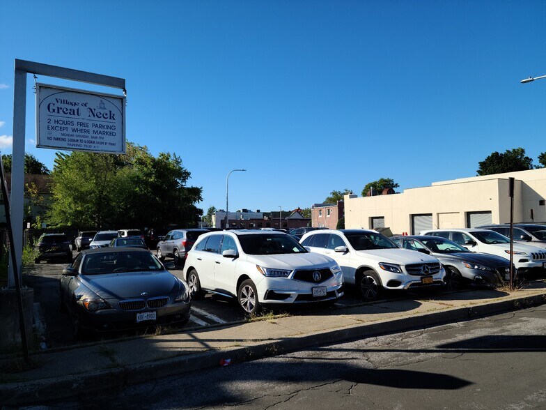 705 Middle Neck Rd, Great Neck, NY à louer - Photo du bâtiment - Image 3 de 13