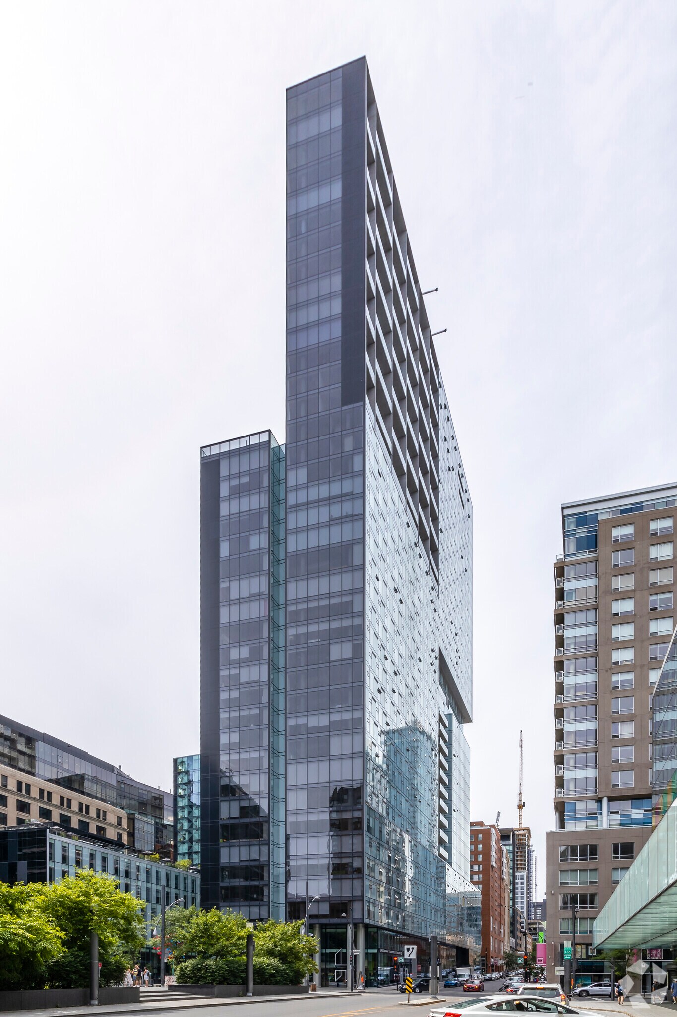 385 Viger Avenue W Humaniti, Montréal, QC for sale Primary Photo- Image 1 of 1