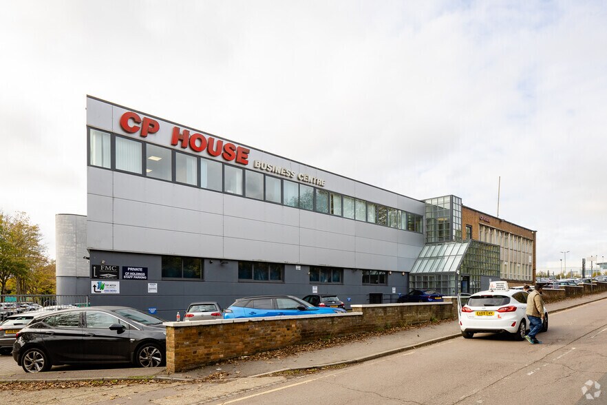 Otterspool Way, Watford à louer - Photo principale - Image 1 de 2