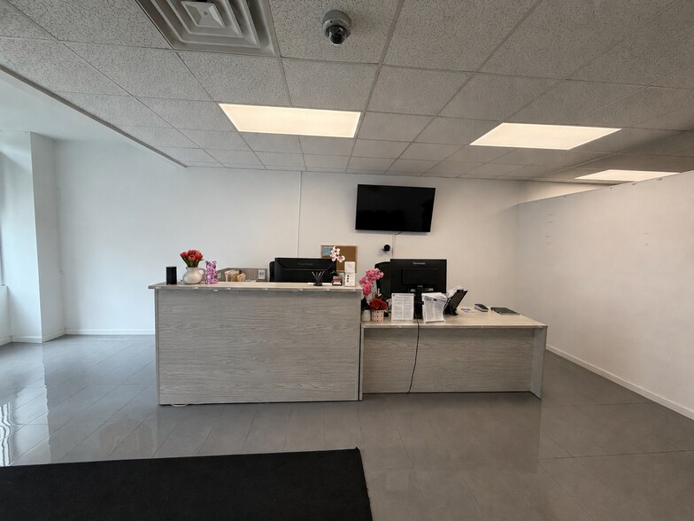 50 Main St, Hempstead, NY à louer - Photo du bâtiment - Image 3 de 18