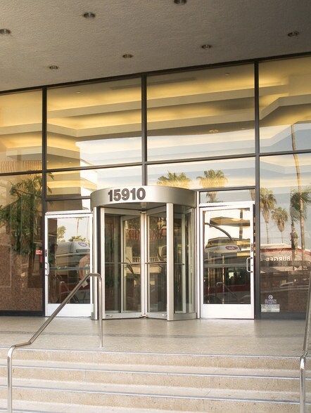 15910 Ventura Blvd, Encino, CA à louer - Photo du bâtiment - Image 2 de 12