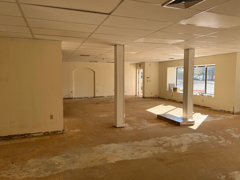 288 E Main St, Branford, CT à louer - Photo du bâtiment - Image 3 de 9