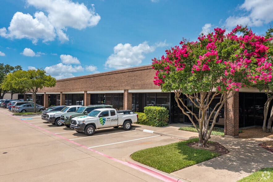 1850 Crown Dr, Dallas, TX for lease - Building Photo - Image 2 of 10