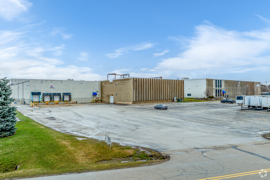 1045 Hickory St, Pewaukee, WI for lease - Building Photo - Image 3 of 5