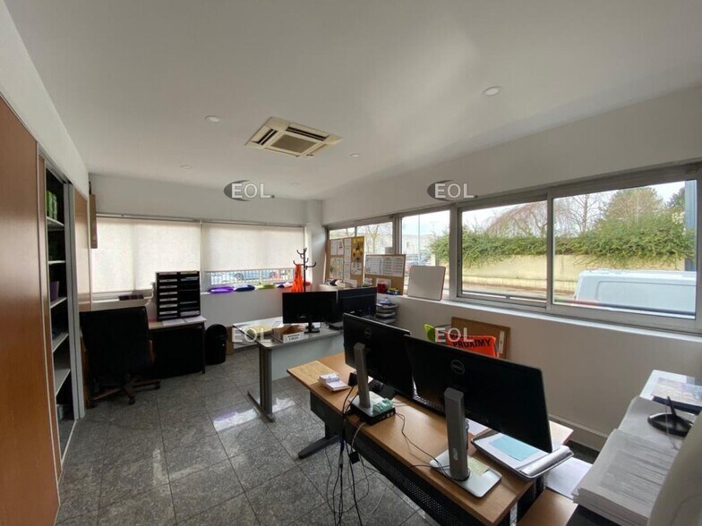 Flex in Combs-la-Ville for lease - Interior Photo - Image 1 of 13