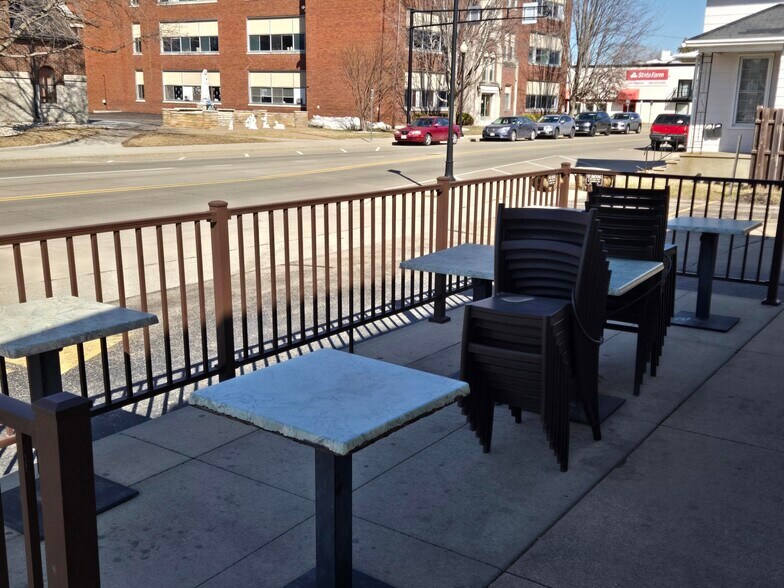 1226 Oregon St, Oshkosh, WI à vendre - Photo du bâtiment - Image 3 de 18