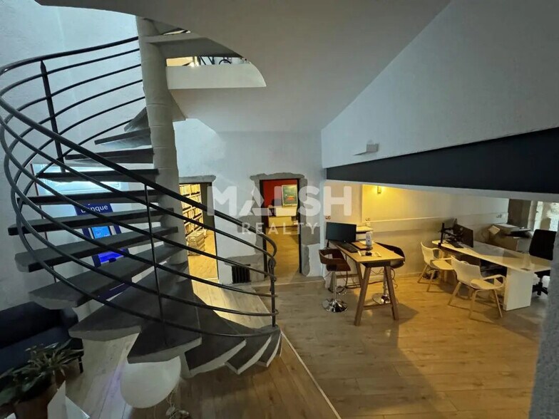 Office in Montbrison for lease - Interior Photo - Image 2 of 7