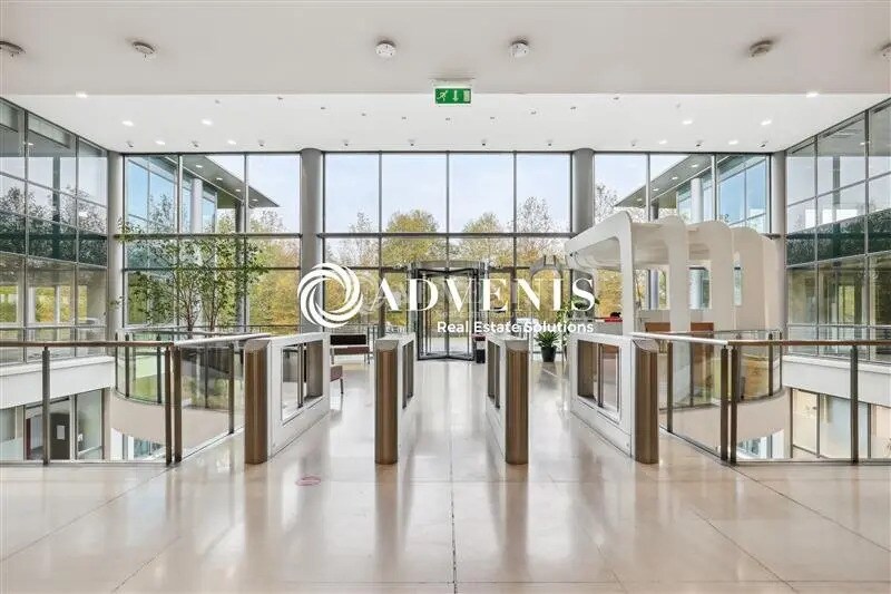 Bureau dans Roissy-en-France à louer - Photo du bâtiment - Image 2 de 12