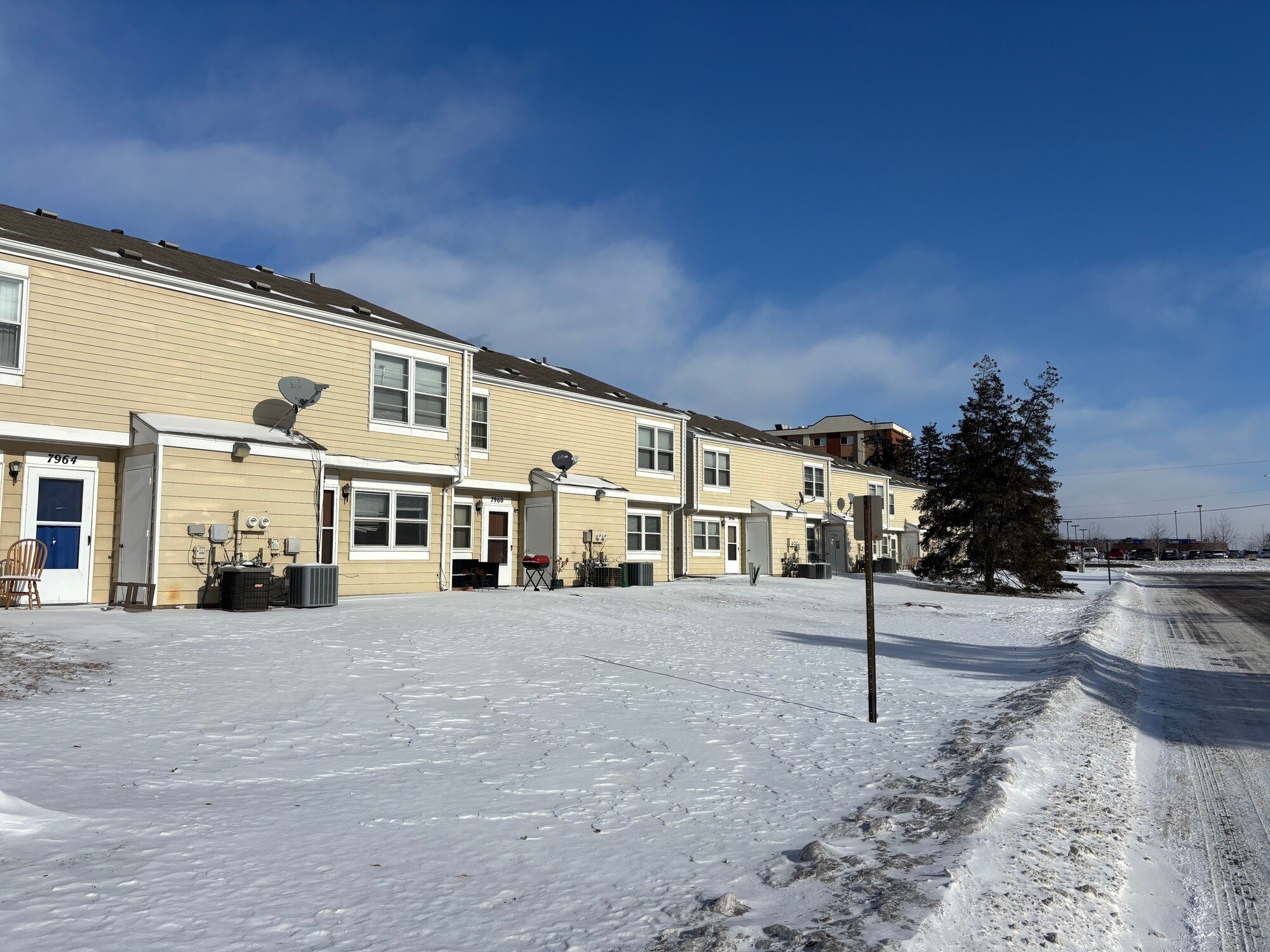 BestBloom Townhomes portefeuille de 1 propriétés à vendre sur LoopNet.ca Photo principale- Image 1 de 9