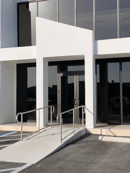 198 NW 37th Ave, Miami, FL à louer - Photo du bâtiment - Image 3 de 30