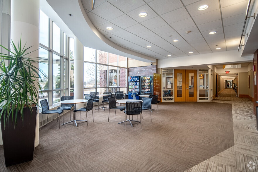 2805 Campus Dr, Plymouth, MN for lease - Lobby - Image 3 of 6