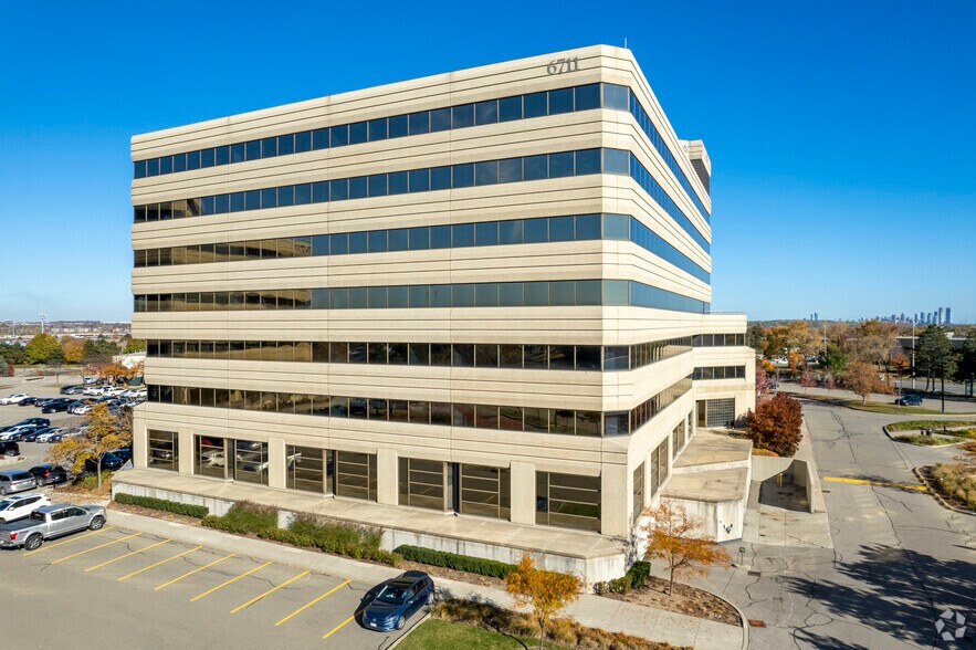 6711 Mississauga Rd, Mississauga, ON à louer - Photo du bâtiment - Image 2 de 11