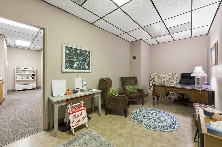 1061 E Main St, Grass Valley, CA à vendre - Photo du bâtiment - Image 3 de 37