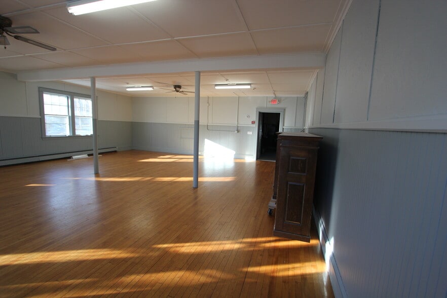 8 Court St, Uxbridge, MA for lease - Building Photo - Image 3 of 9