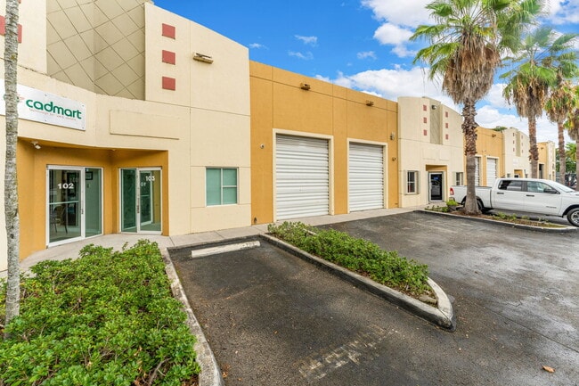 Plus de détails pour 9450 NW 58th St, Miami, FL - Industriel à louer