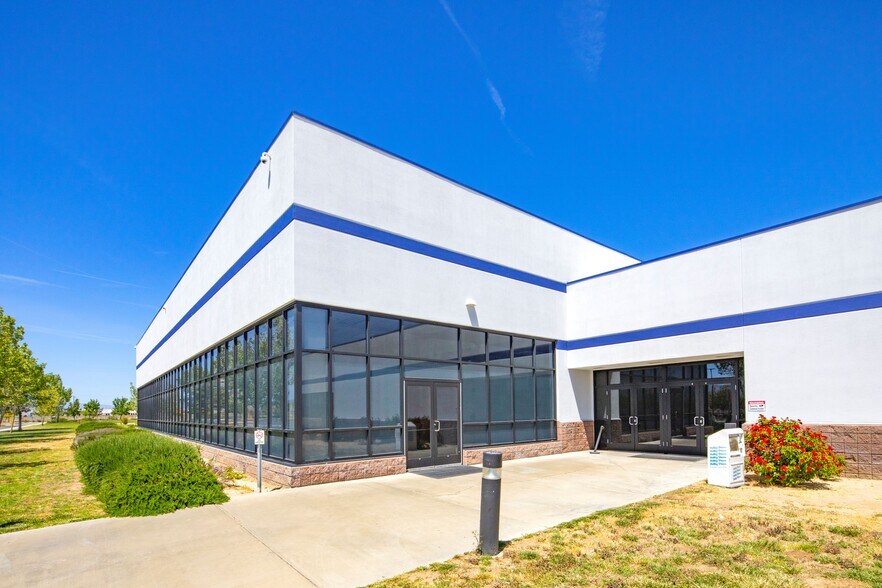 2801 W Avenue H, Lancaster, CA à louer - Photo du bâtiment - Image 2 de 10