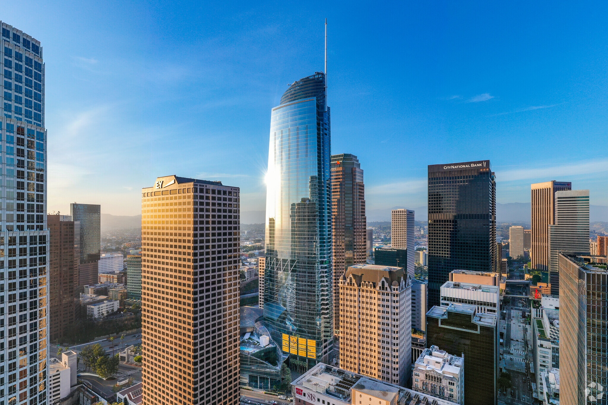 900 Wilshire Blvd, Los Angeles, CA à louer Photo du bâtiment- Image 1 de 29
