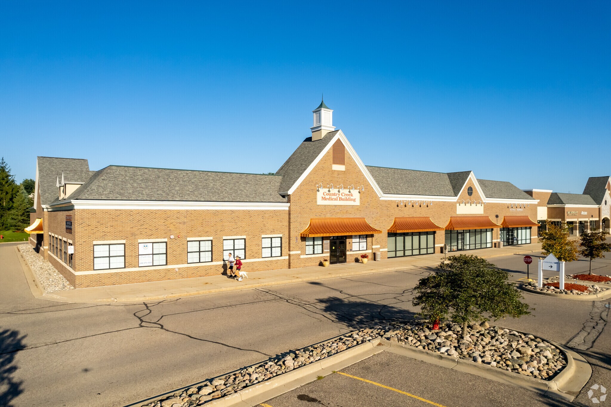 4986 N Adams Rd, Oakland Township, MI à louer Photo principale- Image 1 de 2
