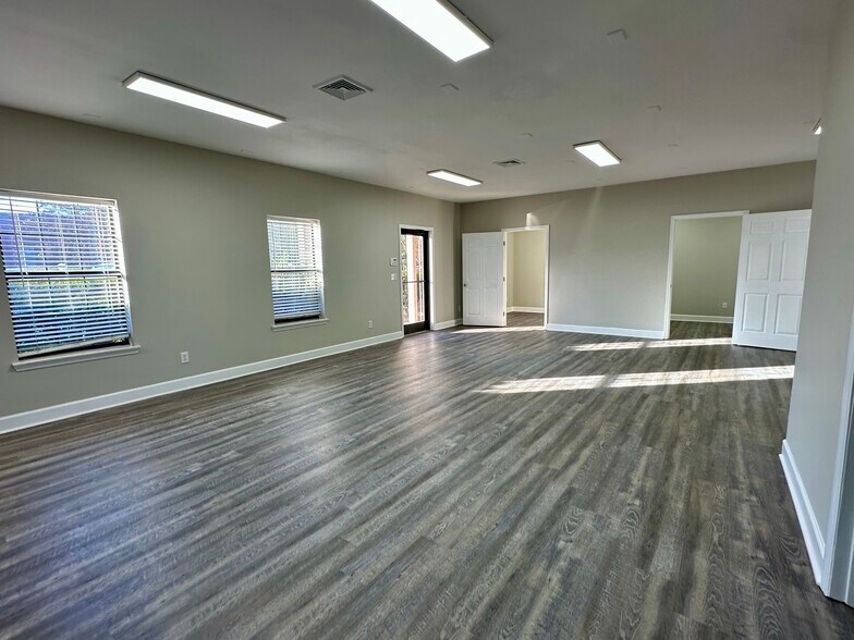 6441 Bonny Oaks Dr, Chattanooga, TN à louer - Photo du bâtiment - Image 3 de 12