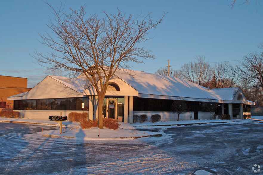 33566 W 8 Mile Rd, Farmington Hills, MI for lease - Primary Photo - Image 1 of 7