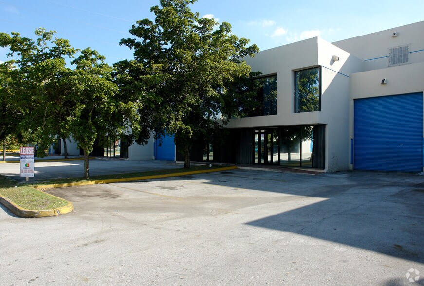 6940-6948 NW 50th St, Miami, FL à louer - Photo du bâtiment - Image 2 de 12
