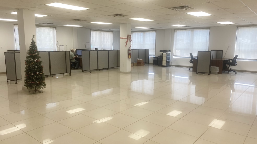 137 Liberty Ave, Brooklyn, NY for lease - Building Photo - Image 2 of 2