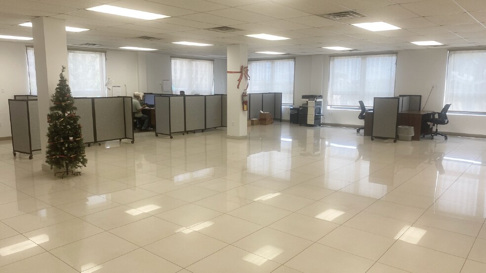 137 Liberty Ave, Brooklyn, NY à louer - Photo du bâtiment - Image 2 de 2