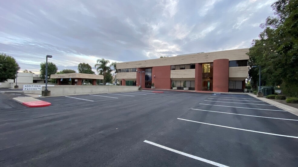 14511 Franklin Ave, Tustin, CA à louer - Photo du bâtiment - Image 2 de 10