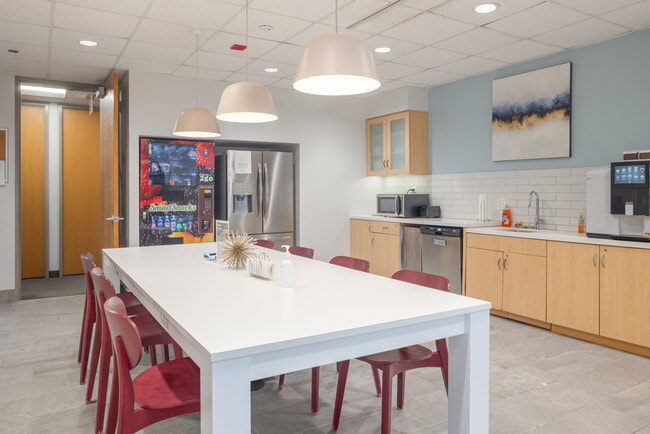 More details for 200 S Wacker Dr, Chicago, IL - Coworking for Lease