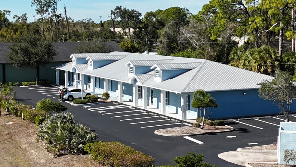 942 Tamiami Trl, Port Charlotte, FL à louer - Photo du bâtiment - Image 2 de 10