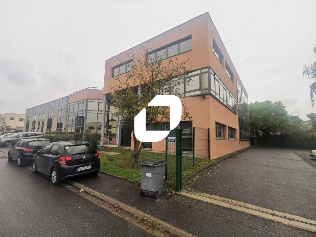 Office in Neuilly-Plaisance for lease Building Photo- Image 1 of 23