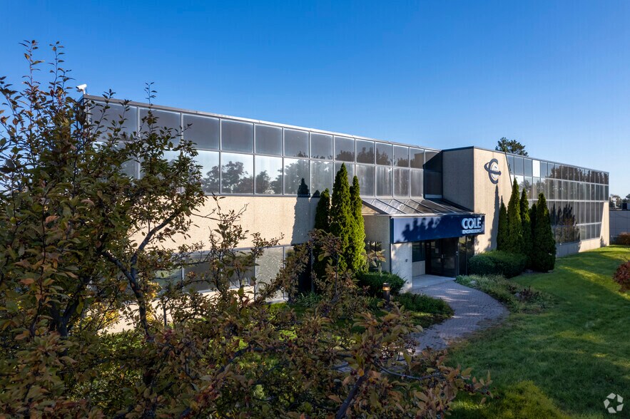 70 Valleywood Dr, Markham, ON à louer - Photo du bâtiment - Image 3 de 6