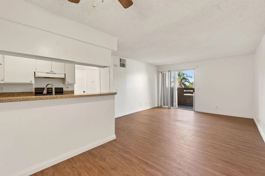 13266 Foothill Blvd, Sylmar, CA à vendre - Photo du bâtiment - Image 2 de 17