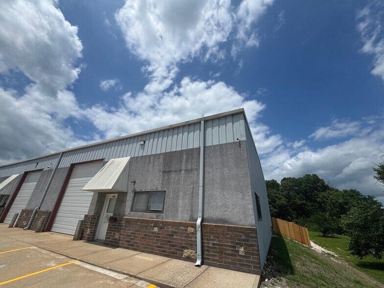 105 N Chestnut St, Belton, MO à louer - Photo du bâtiment - Image 3 de 12