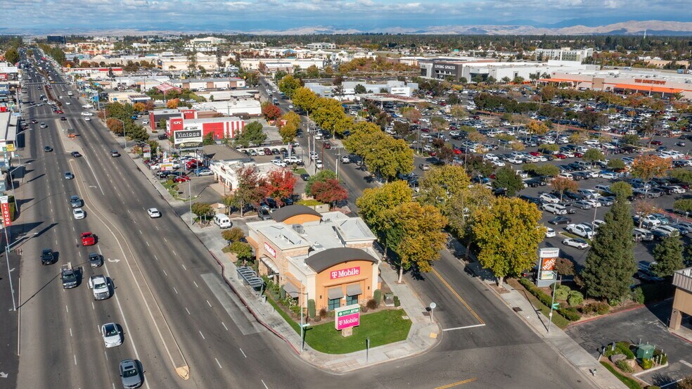 7090 N Blackstone Ave, Fresno, CA à vendre - Photo du bâtiment - Image 2 de 8