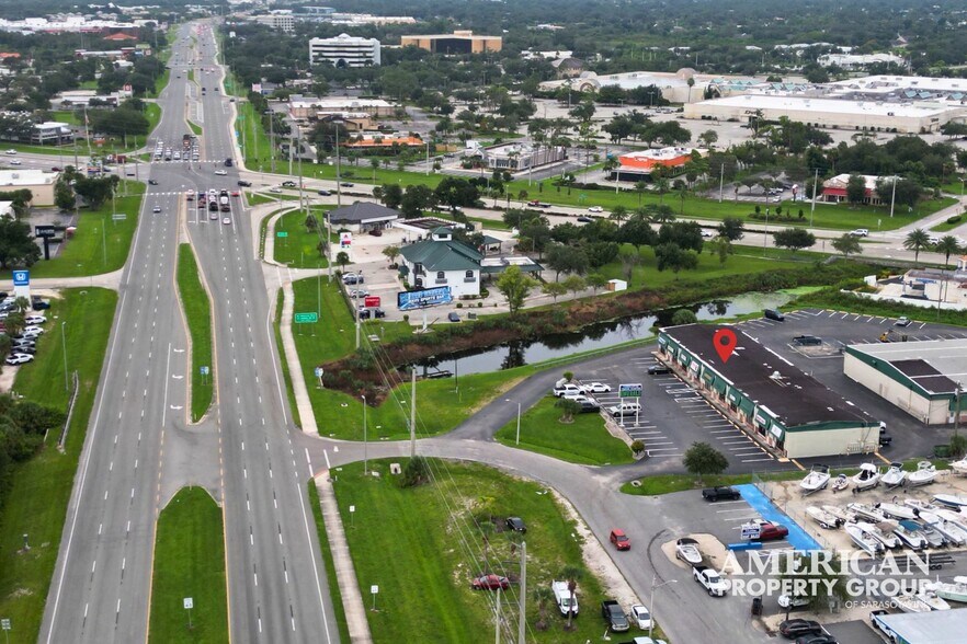 1225 Tamiami Trl, Port Charlotte, FL à louer - Photo du bâtiment - Image 2 de 7