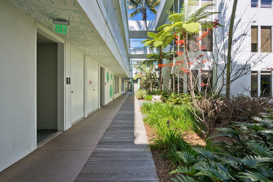 11340 W Olympic Blvd, Los Angeles, CA à louer - Photo du bâtiment - Image 3 de 28