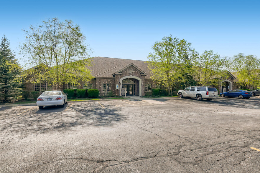 108 S Wynstone Park Dr, North Barrington, IL for lease - Building Photo - Image 1 of 28