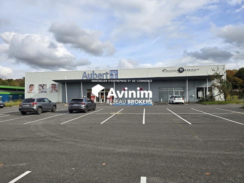 Retail in Saint-Maximin for lease - Building Photo - Image 1 of 3