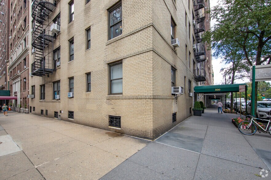 300 W 72nd St, New York, NY à vendre - Photo du bâtiment - Image 2 de 4