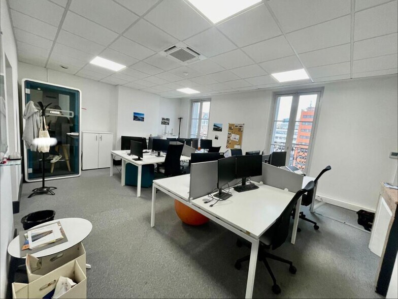 5 Place De La Joliette, Marseille for lease - Interior Photo - Image 3 of 20