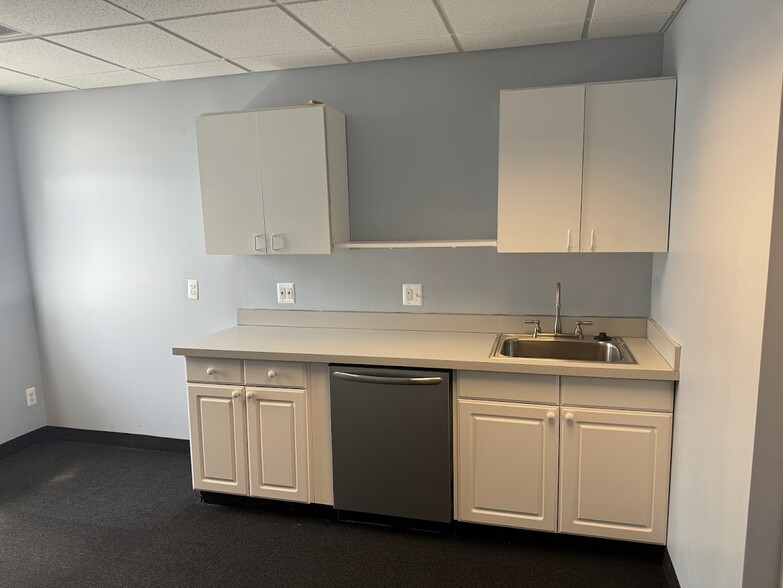 36385-36405 Harper Ave, Clinton Township, MI à louer - Photo du bâtiment - Image 2 de 8