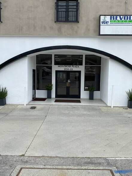 2233 Honolulu Ave, Montrose, CA à louer - Photo du bâtiment - Image 3 de 6