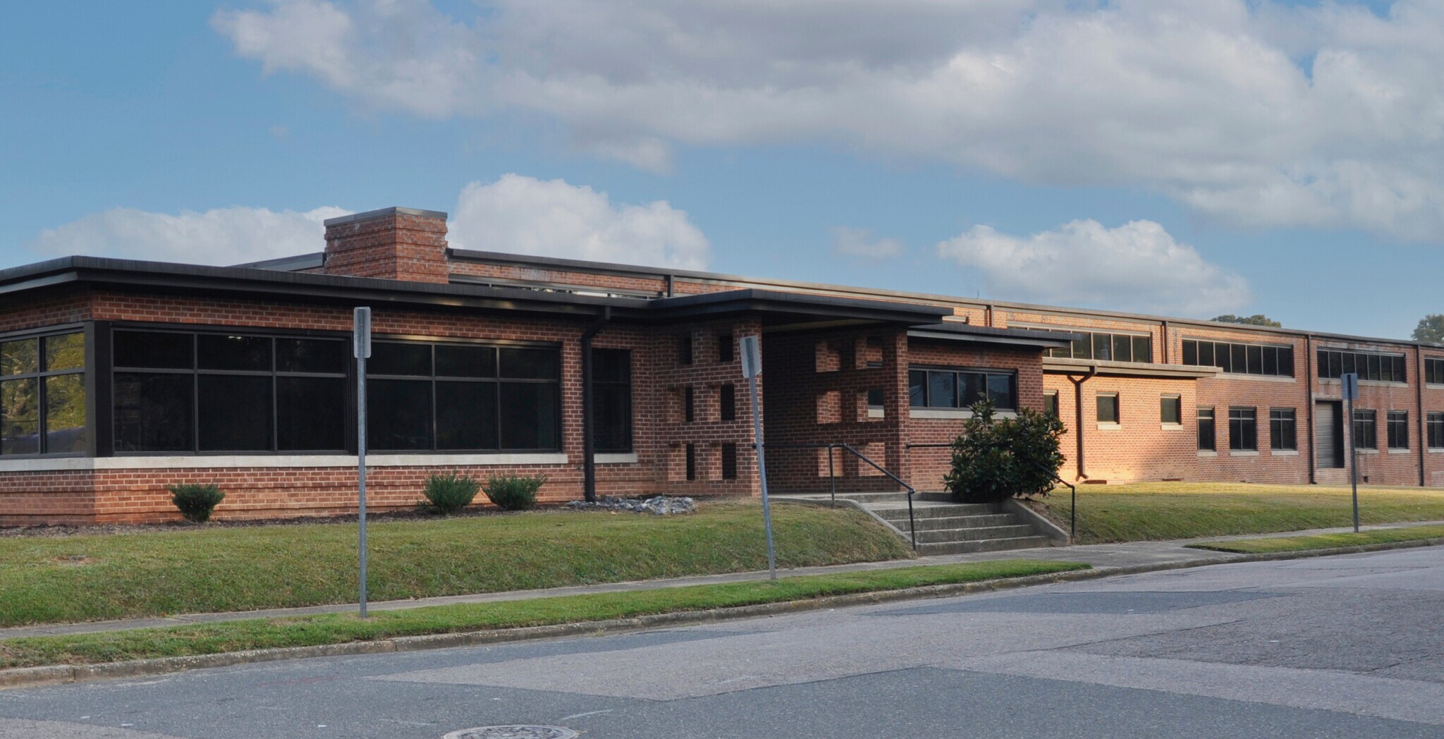 633 Chatham St, Sanford, NC à louer Photo du bâtiment- Image 1 de 2